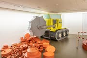 Patrick Graf hat eine archäologische Ausgrabungsstätte geschaffen, in der es scheint, als hätten die Menschen ihre Maschinen gerade erst verlassen. Welt aus lackiertem Karton gearbeitet.