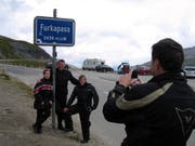 Deutsche Touristen, die mit dem Motorrad unterwegs sind, schiessen ein Erinnerungsfoto auf dem Furkapass (Archivbild UZ. 10. August 2006)