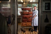 Wurstet und räuchert seit 125 Jahren an der Zürichstrasse in Luzern: Urs Doggwiler treibt die Kunst des Wurstmachens voran. (Bild: Boris Bürgisser)