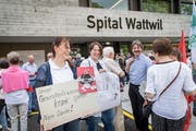 Demonstration vor dem Spital Wattwil am vergangenen Samstag, unter anderem mit SP-Ständerat Paul Rechsteiner. (Bild: Ralph Ribi)