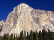 In weniger als zwei Stunden haben zwei US-Amerikaner die Steilwand "El Capitan" im kalifornischen Yosemite-Tal durchklettert und damit ihren eigenen Rekord gebrochen. (Bild: KEYSTONE/AP/BEN MARGOT)