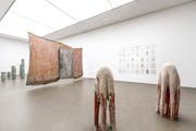 In der Ausstellung Positionen im Haus für Kunst Uri sind unter anderem Arbeiten der verstorbenen Schweizer Avantgarde-Künstlerin Heidi Bucher und Objekte von Selina Baumann zu sehen.