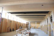 Ein aussergewöhnliches Bauprojekt: Die Tragstruktur der Obergeschosse dagegen ist – mit Ausnahme der Holz-Beton-Verbund-Decken, eine reine Holzkonstruktion. Die Holzstruktur ist auch im Innern des Gebäudes direkt wahrnehmbar. (Bild: Thomas Schwizer)