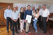 Max Heinzer (Bildmitte) mit Familienangehörigen, Mitgliedern des Bezirksrats und Sponsorenvertretern bei der Ehrung im Küssnachter Ratssaal. (Bild: pd)