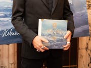Gottfried Helnwein hat die 10. Sonderedition der Sacher-Tortenbox gestaltet. Der Erlös der limitierten Edition kommt einem Kinderhilfswerk zugute. (Bild: Keystone/APA/APA/HOTEL SACHER-SACHER ARTISTS ? CO)