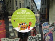 Ankündigung im Schaufenster: Die Buchhandlung «Rösslitor» zieht um und eröffnet am 2. Juli ein paar Häuser weiter unten in der Marktgasse. (Bild: Reto Voneschen)