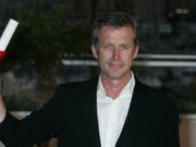 Der französische Filmemacher Bruno Dumont - hier 2006 in Cannes mit dem Grand Prix für "Flandres" - darf am 4. August auf der Piazza Grande in Locarno den Pardo d'onore entgegennehmen. (Bild: Keystone/AP/KIRSTY WIGGLESWORTH)