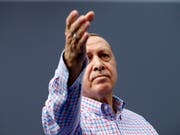 Versprechen im Wahlkampf: der türkische Staatspräsident Recep Tayyip Erdogan will nach den Wahlen am 24. Juni über ein Ende des Ausnahmezustands diskutieren. (Bild: KEYSTONE/EPA/TUMAY BERKIN)