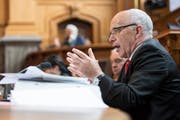 Bundesrat Ueli Maurer verteidigte massgeschneiderte Lösung: «Es macht keinen Sinn, die beste Kuh nicht zu füttern – würde ich jetzt als alter Bauer sagen.» (KEYSTONE/Peter Schneider)