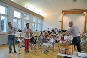 Philipp Mettler und Carlo Brunner lassen sich für das Zusammenspiel mit dem Toggenburger Orchester von dessen Dirigenten Ernst Hüberli den Einsatz geben. (Bild: Sabine Schmid)