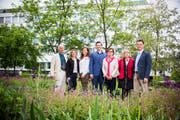 Das Team Furter & Furter, hier vor dem Liegenschaftenbüro am Grabenpärkli (v. l.): Walter Furter, fundierter Wissensvermittler und ehemaliger Geschäftsleiter, Rita García Medina, Buchhalterin, Nadine Weibel, Bewirtschafterin stv., Samuel Berger, Leiter Bewirtschaftung, Christine Schmid, Bewirtschafterin stv., Therese Graf, Administration, Ivo Furter, Geschäftsleiter. Bild: Mareycke Frehner