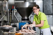 Regina Gut hat mit ihrer Eigenkreation, einer Chili-Bauernbratwurst, die Goldmedaille der Branche gewonnen. (Bild: Eveline Beerkircher)