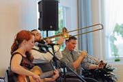Miss Myra und ihre Bläser machten Volksmusik der etwas anderen Art. (Bild: Michael Hug)