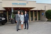 Sacha Geier, Direktorin der Klinik am Rosenberg in Heiden (Mitte), Hirslanden-CEO Ole Wiesinger (links) und Finanzchef Andreas Kappeler. (Bild: Martin Schneider)