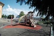 Der Spielplatz vor dem zukünftigen Musikschulzentrum Sunnegrund 1 soll erneuert werden. (Bild: Stefan Kaiser (Steinhausen, 30. Mai 2018))