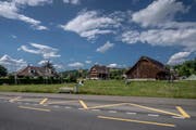 Auf dieser Wiese soll die neue Überbauung zu stehen kommen. Im Hintergrund: der Meierhof. (Bild: Pius Amrein (Sempach, 29. Mai 2018))