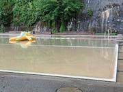 Der Lederbach trug Wasser in die Badi Lichtensteig. Das Becken musste deshalb entleert und geputzt werden. (Bild: PD)