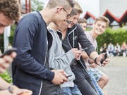 An Frankreichs Schulen sollen nach dem Willen der Macron-Partei bald keine Handys mehr erlaubt sein. (Bild: KEYSTONE/CHRISTOF SCHUERPF)