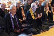 Zen-Meister Niklaus Brantschen (Mitte) und sein Nachfolger Dieter Wartenweiler. Rechts daneben Zen-Meisterin Anna Gamma. (Bild: Werner Schelbert (Edlibach, 3. Juni 2018))