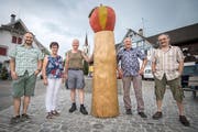 Freuen sich über den Baum-Ersatz: Gemeinderat Dominik Schegg, Vize-Gemeindepräsidentin Ursula Klaus, Wasserwart Willi Meienberger, Ideengeber Albrik Wiederkehr und Gemeinderat Peter Walder. (Bild: Reto Martin)
