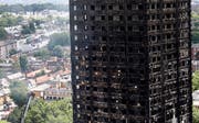 Der ausgebrannte Grenfell Tower im Westen von London nach dem verheerenden Brand: Das Feuer frass sich durch das 24-stöckige Hochhaus. (Bild: AP Photo/Frank Augstein/AP (London, 15. Juni 2017))