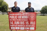 Manuel Sutter und Jürg Stadelmann: Wenig Meter hinter ihnen wird der zwölf Quadratmeter grosse LED-Screen aufgebaut. (Bild: Christof Lampart)