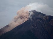 Gefährliche Situation für die Retter: Am Feuervulkan in Guatemala bahnen sich Ströme aus Wasser, Schutt und Gestein einen Weg ins Tal. (Bild: KEYSTONE/AP/MOISES CASTILLO)