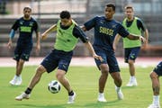 Blerim Dzemaili (links) im Trainingszweikampf mit Manuel Akanji. (Bild: Gabriele Putzu/Keystone (Lugano, 6. Juni 2018))