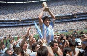 Diego Maradona jubelt nach dem WM-Final 1986 mit dem Pokal. (Carlo Fumagalli/AP)