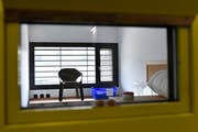 Blick in eine Zelle im Zentralgefängnis Lenzburg, wo der Mann untergebracht ist, der im Jahr 2000 seine schwangere Verlobte umgebracht hat. (Keystone/Walter Bieri, 23. Mai 2017)