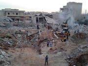 Aufnahme aus Zardana in der Provinz Idlib nach einem Luftschlag (Bild: KEYSTONE/AP Syrian Civil Defense White Helmets)