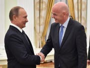 Russlands Wirtschaft wird nur wenig von der WM profitieren: Wladimir Putin trifft Fifa-Chef Gianni Infantino (Archivbild). (Bild: KEYSTONE/EPA AFP POOL/ALEXANDER NEMENOV - POOL)