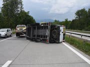 Am Mittwoch ist ein Anhänger, beladen mit einem Lieferwagen auf der A13 umgekippt. Auf der Gegenfahrbahn sorgten Gaffer für stockenden Verkehr. (Bild Kapo SG)