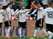 Die deutschen Nationalteam-Kollegen gratulieren Timo Werner mit der Nummer 9 zum Führungstor gegen Saudi-Arabien (Bild: KEYSTONE/EPA/RONALD WITTEK)