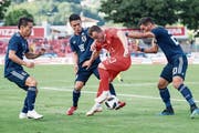 Auf ein Tänzchen im Cornaredo: Drei Japaner kreisen Xherdan Shaqiri ein. (Bild: Urs Flüeler/Keystone (Lugano, 8. Juni 2018))