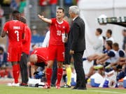 Der Trainer und der Chef auf dem Platz: Granit Xhaka (10) zeigte gegen Japan wieder, wo es lang geht (Bild: KEYSTONE/EPA KEYSTONE/PETER KLAUNZER)