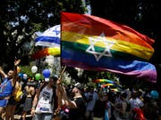 Teilnehmende an der Gay Pride in Tel Aviv (Bild: KEYSTONE/AP/SEBASTIAN SCHEINER)