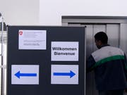 Ab Frühjahr 2019 werden neue Asylgesuche im beschleunigten Verfahren behandelt. Das hat der Bundesrat entschieden. (Bild: KEYSTONE/ANTHONY ANEX)