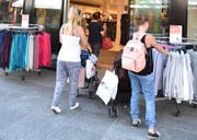 Auch am Abend soll die Einkaufsmeile Buchs attraktiv sein: Deshalb will Marketing Buchs möglichst viele Geschäfte dazu animieren, am Abendverkauf vom Mittwoch bis 21 Uhr geöffnet zu halten. (Bild: Thomas Schwizer)