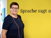 Die Leiterin der Dudenredaktion Kathrin Kunkel-Razum vor der Inschrift "Sprache sagt alles." Was, wenn die Sprache die weibliche Hälfte der Menschen ausschliesst? Der Rat für deutsche Rechtschreibung diskutiert das Genderproblem heute in Wien. Mit mehr als Empfehlungen ist nicht zu rechnen. (Bild: Keystone/DPA-Zentralbild/BRITTA PEDERSEN)