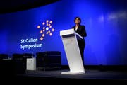 Bundesrätin Doris Leuthard malte bei ihrer Eröffnungsrede weder schwarz, noch verfiel sie in Euphorie. (Bild: Keystone)