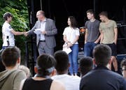 Gesundheitsdirektor Martin Pfister gratuliert Schülerinnen und Schülern, die dem Rauchen entsagen. (Bild: Werner Schelbert (Zug, 8. Juni 2018))