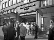 Solche Bilder soll die Reform des Einlagensicherungssystems künftig verhindern: Massenauflauf vor dem Eingang der Spar- und Leihkasse Thun (SLT) am 10. September 1991, bevor sie wegen Ueberschuldung im Oktober des selben Jahres geschlossen werden musste. (Bild: KEYSTONE/STR)