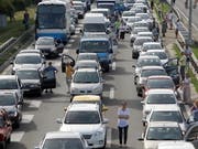 Aus Protest gegen die hohen Treibstoffpreise haben Tausende Autofahrer ihre Fahrzeuge abgestellt und so den Verkehr vorübergehend lahmgelegt. (Bild: KEYSTONE/EPA/ANDREJ CUKIC)