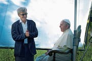 Der Regisseur Wim Wenders im Gespräch mit dem Papst.