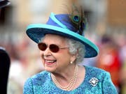 Die britische Königin Elizabeth II. hat sich einer Augenoperation unterziehen müssen. Deshalb trug sie eine Sonnenbrille. (Bild: KEYSTONE/AP PA/YUI MOK)