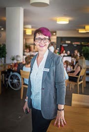 Seit Anfang Juni leitet Gaby Abenhaim das Wohn- und Pflegezentrum Wiborada. Ihre Vorliebe für Pink ist oft Gesprächsthema bei den Bewohnern. (Bild: Michel Canonica)