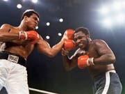 Der frühere Boxweltmeister Muhammad Ali, links, hier im Kampf gegen Joe Frazier, soll posthum begnadigt werden. (Bild: KEYSTONE/AP dapd)