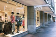 Blick ins Schaufenster des OVS-Flagship-Stores an der Sihlstrasse in Zürich. (Bild: Christian Beutler/Keystone, 7. März 2018)