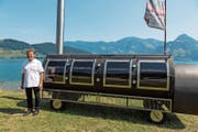Beat Hafner mit seinem zweiten, über vier Meter langen Oklahoma Smoker. (Bild: PD)